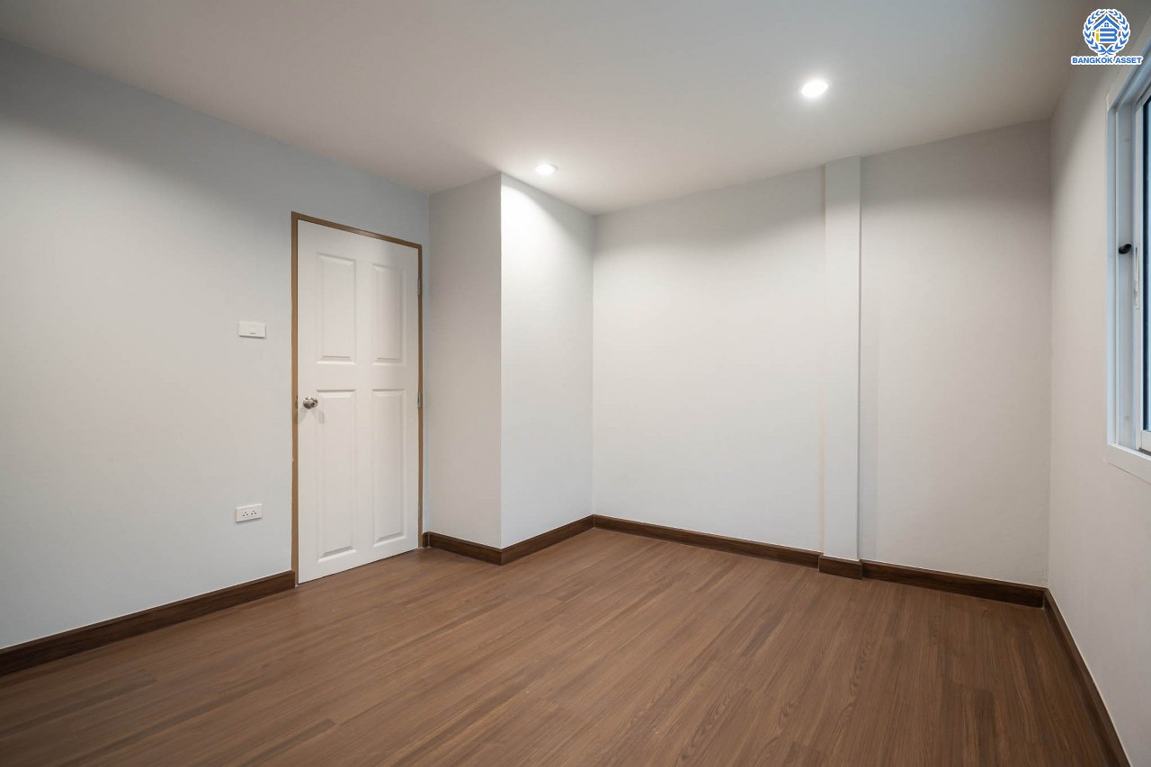 บ้านมือสองตกแต่งใหม่ ทาวน์เฮ้าส์ทำเลโซนเมือง! โครงการ เกร็ดแก้วการ์เด้น รัตนาธิเบศร์ ที่สุดของความคุ้ม เนื้อที่ 17 ตร.ว. พื้นที่ใช้สอย 116 ตร.ม. ฟังก์ชัน 2 ห้องนอน 2 ห้องน้ำ 1 ที่จอดรถ บนทำเลศักยภาพ ติดถนนรัตนาธิเบศร์ ใกล้ทางด่วน "งามวงศ์วาน" เซ็นทรัลรัตนาธิเบศร์ และรถไฟฟ้าสายสีม่วง "สถานีบางกระสอ"...